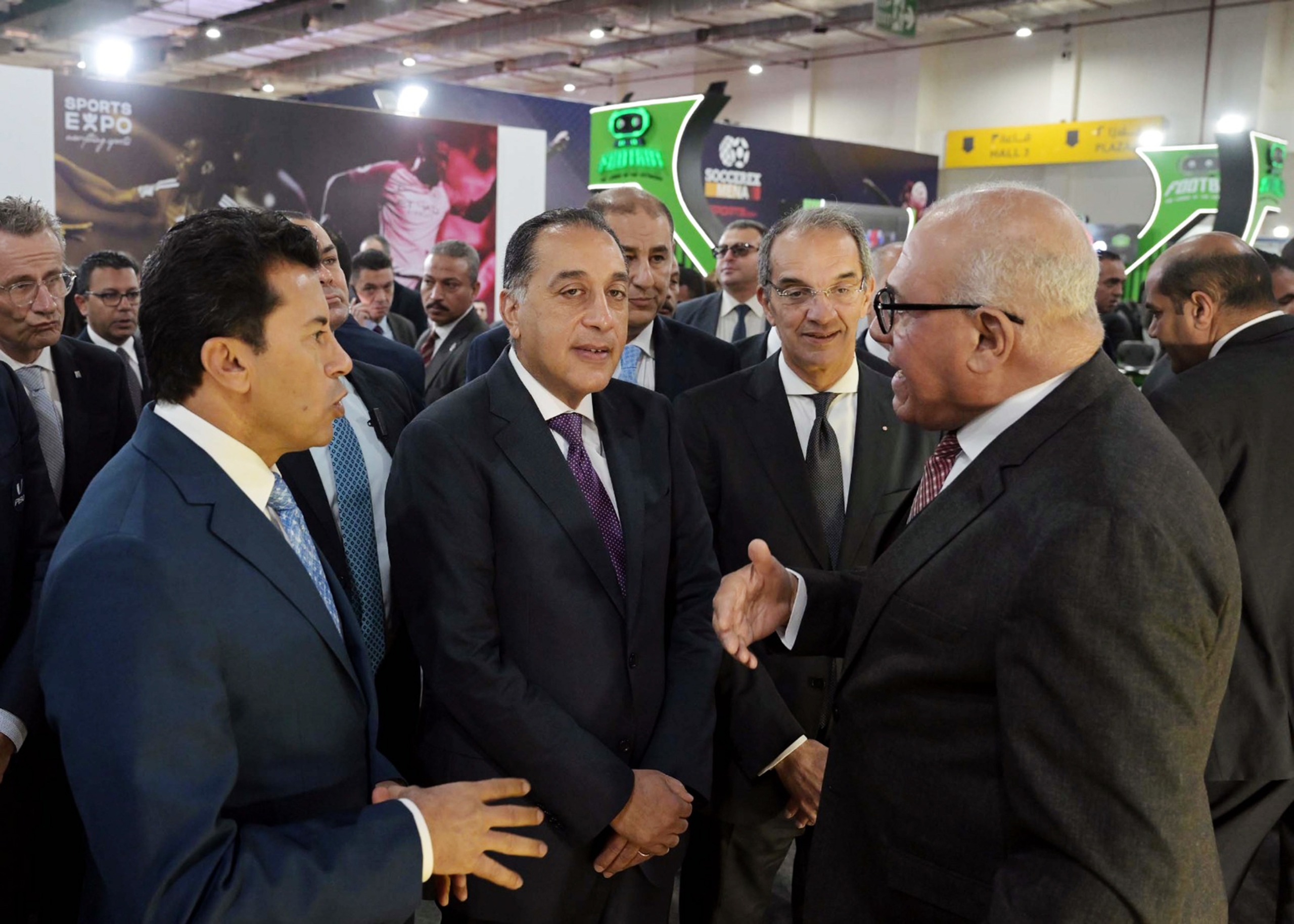 Le Premier ministre, lors de sa visite du stand de l'Organisation Arabe pour l'Industrialisation au Salon Sports Expo 2025,